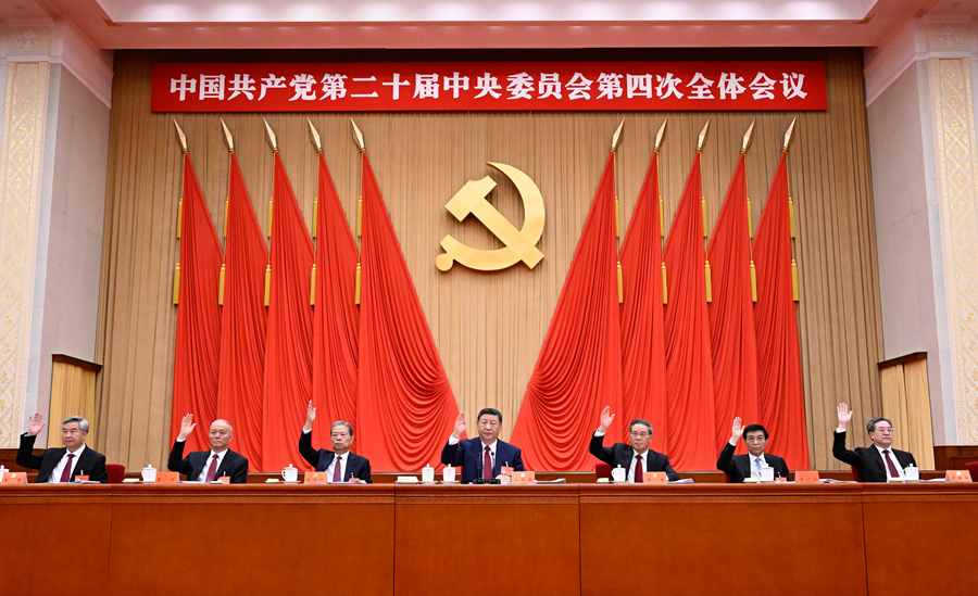 ??中國共產黨第二十屆中央委員會第四次全體會議，于2025年10月20日至23日在北京舉行。這是習近平、李強、趙樂際、王滬寧、蔡奇、丁薛祥、李希等在主席臺上。