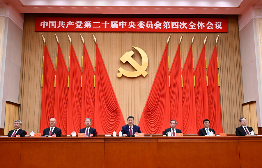 ??中國共產黨第二十屆中央委員會第四次全體會議，于2025年10月20日至23日在北京舉行。這是習近平、李強、趙樂際、王滬寧、蔡奇、丁薛祥、李希等在主席臺上。